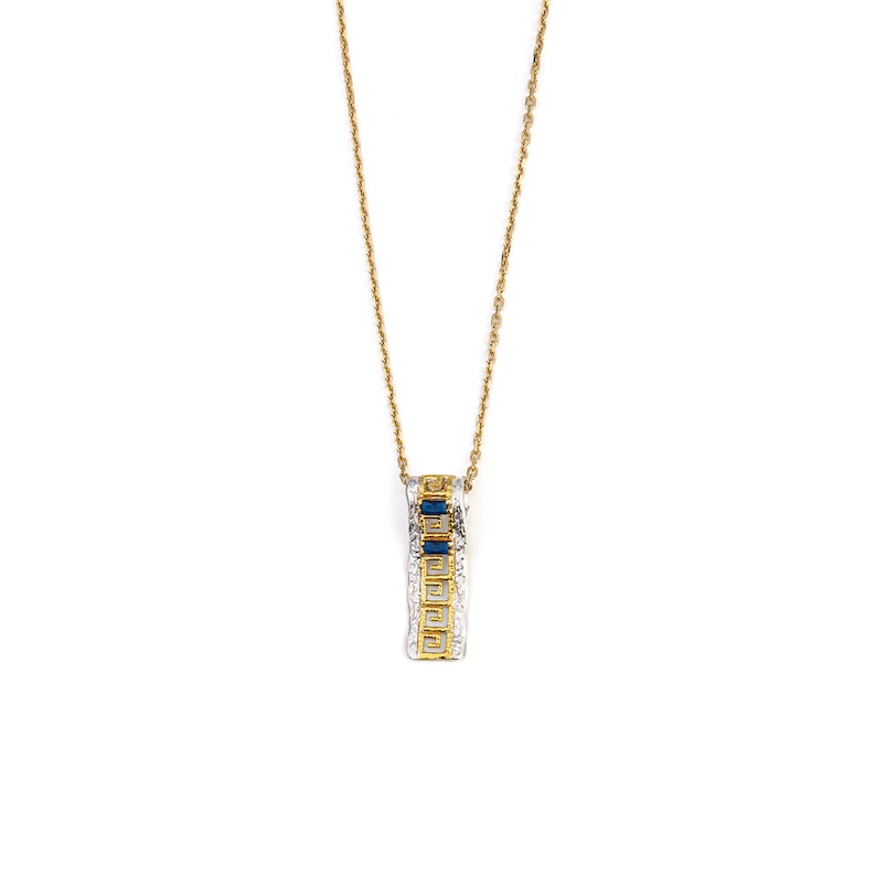Peut inclure: Un collier en cha&icirc;ne dor&eacute;e avec un pendentif en argent orn&eacute; d'un motif g&eacute;om&eacute;trique et de pierres pr&eacute;cieuses bleues.