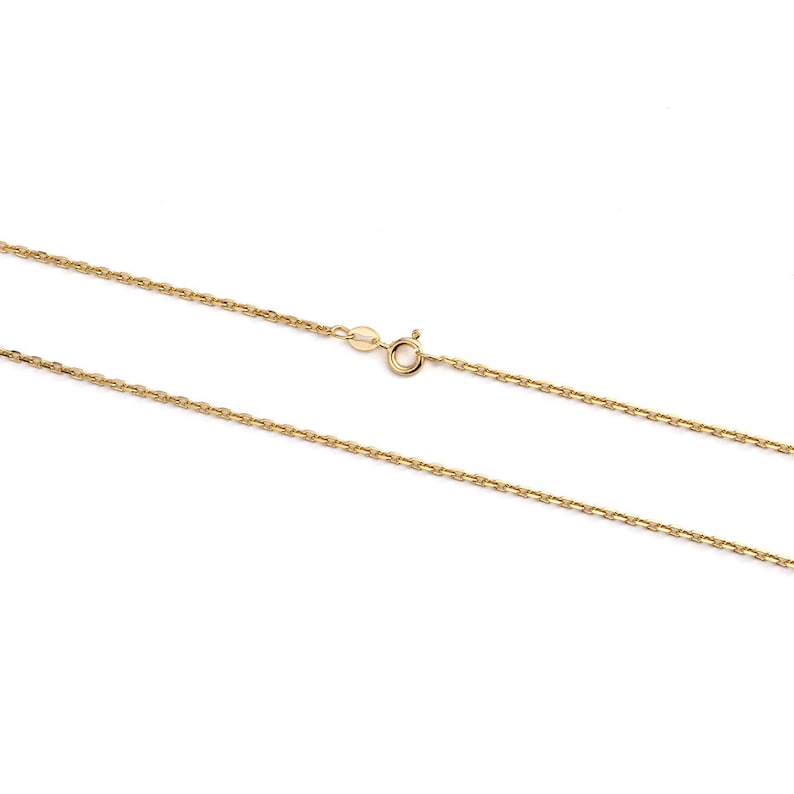 Peut inclure: Un collier en cha&icirc;ne dor&eacute;e avec un fermoir &agrave; ressort.