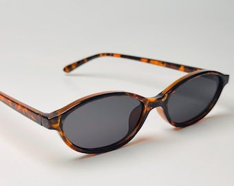 Leopardenmuster-Sonnenbrille im Y2K-Retro-Stil, schmale Vintage-Sonnenbrille mit Schildpatt-Gestell und schwarzen Gläsern, Streetwear-Mode der 90er Jahre, Unisex-Cat-Eye-Sonnenbrille