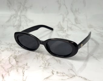 Schwarze ovale Sonnenbrille im Retro-Stil der 90er Jahre, schmale Cat-Eye-Form, Y2K-Brille, minimalistisches Gestell, Unisex-Modebrille, trendige Sonnenbrille, Vintage-Brille