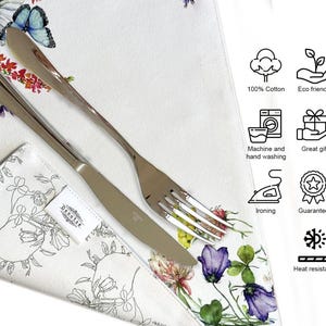 K&ouml;nnte beinhalten: Wei&szlig;e Baumwolltischdecke mit einem Blumenmuster mit Schmetterlingen, Blumen und Bl&auml;ttern. Die Tischdecke ist hitzebest&auml;ndig und maschinenwaschbar. Es ist auch ein tolles Geschenk.