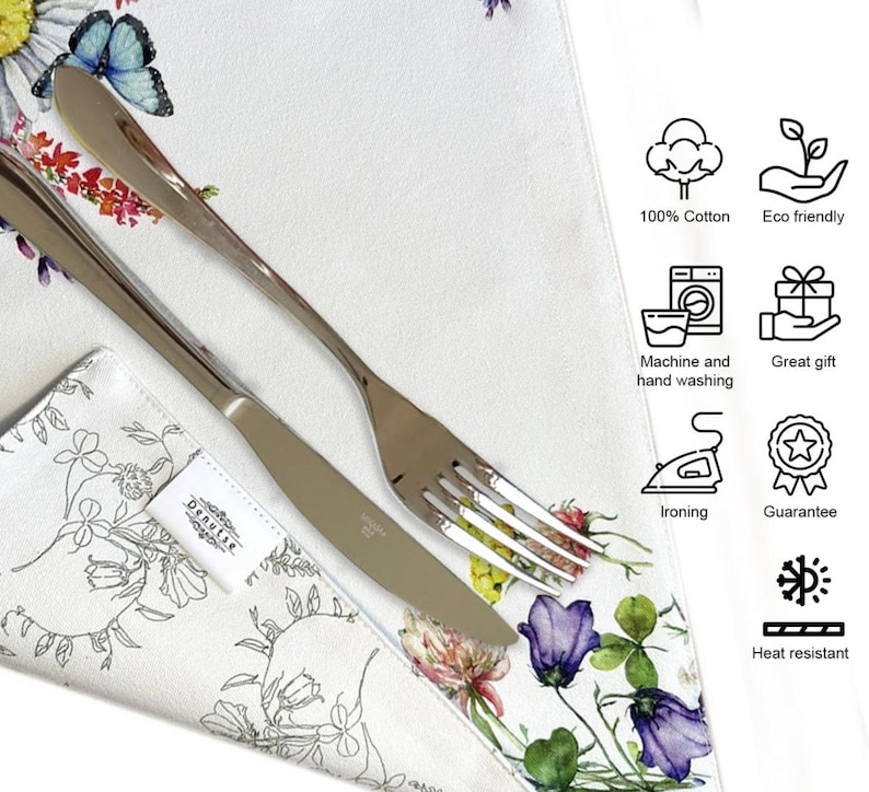 K&ouml;nnte beinhalten: Wei&szlig;e Baumwolltischdecke mit einem Blumenmuster mit Schmetterlingen, Blumen und Bl&auml;ttern. Die Tischdecke ist hitzebest&auml;ndig und maschinenwaschbar. Es ist auch ein tolles Geschenk.