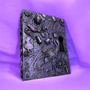 Alice in Wonderland-Inspired Wall Hanging Key Box – Upcycled & Hand-Decorated
