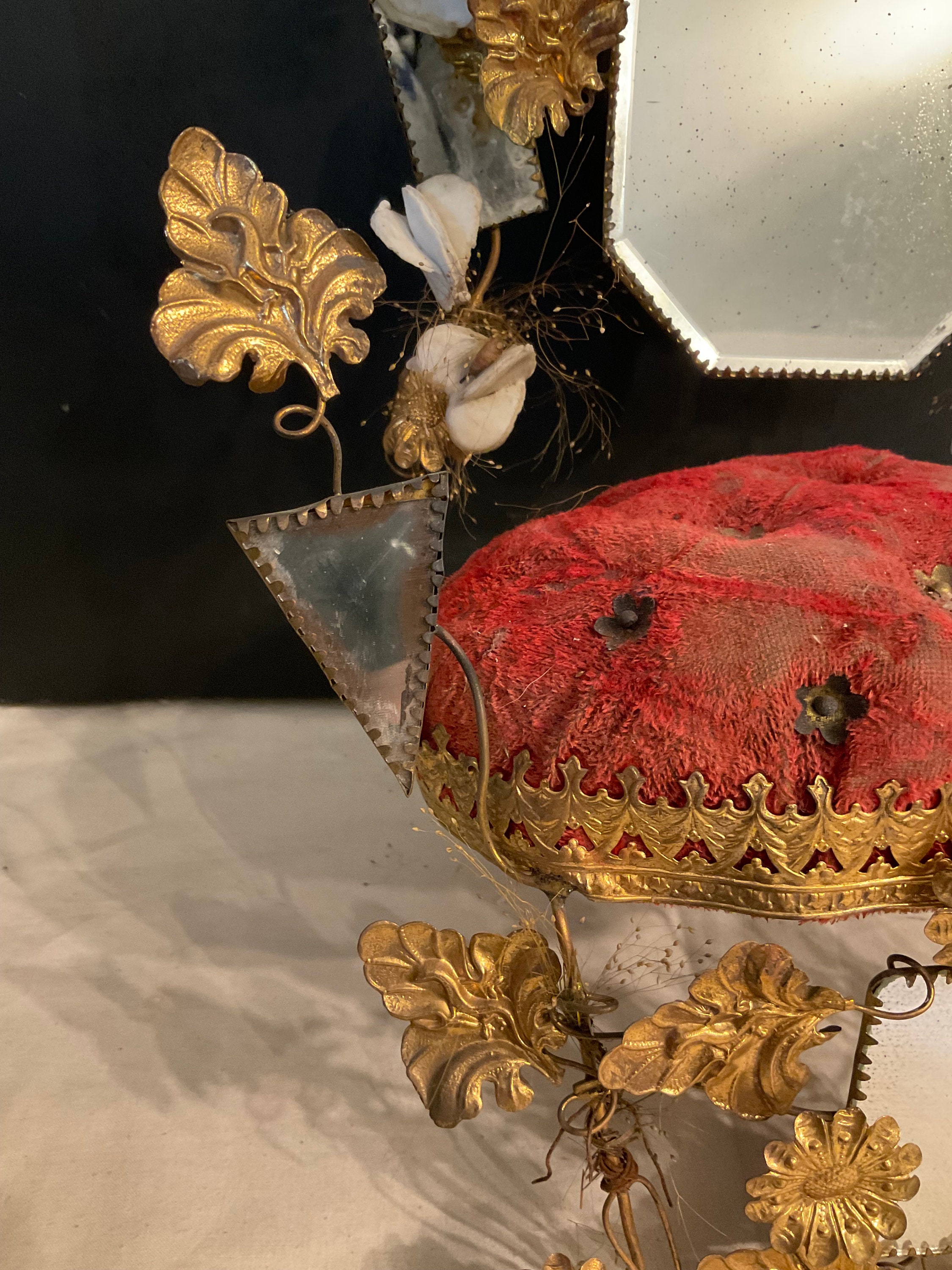 フランスのアンティーク グローブ ド マリー: オルモルと磁器の花が 