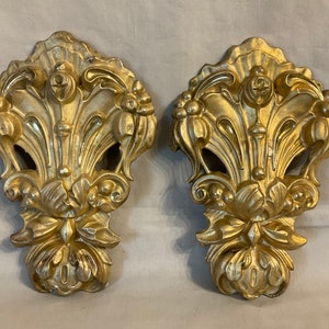 Ein Paar französischer antiker Ormolu, Repousse, Bilderrahmenhakenabdeckungen, Halterungen,