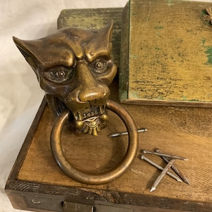 Conjunto de 4 puxadores de gaveta antigos franceses em bronze com cabeça de tigre: decoração para móveis.