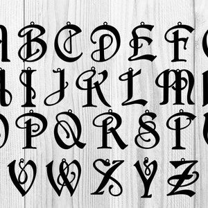 K&ouml;nnte beinhalten: Schwarz-wei&szlig;e Buchstaben des Alphabets in einer dekorativen Schreibschrift. Jeder Buchstabe ist einzeln ausgeschnitten und hat oben ein kleines Loch zum Aufh&auml;ngen.