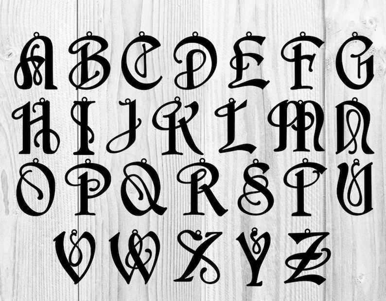 K&ouml;nnte beinhalten: Schwarz-wei&szlig;e Buchstaben des Alphabets in einer dekorativen Schreibschrift. Jeder Buchstabe ist einzeln ausgeschnitten und hat oben ein kleines Loch zum Aufh&auml;ngen.
