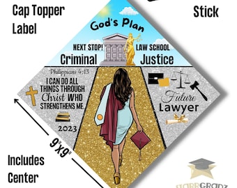 Könnte beinhalten: Ein Abschluss-Hut-Topper mit goldfarbenem Glitzer-Hintergrund und einer Frau, die auf ein Jura-Gebäude zugeht. Der Text lautet "God's Plan", "Next Stop! Criminal", "Law School Justice", "Philippians 4:13 I Can Do All Things Through Christ Who Strengthens Me", "2023", und "Future Lawyer".