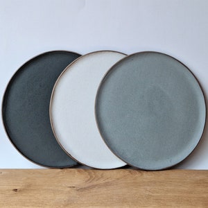 Handmade Ceramic Plate // Minimalist Stoneware Dinner Plate // Matte White, Gray or Black // Stackable Tableware – 22 cm