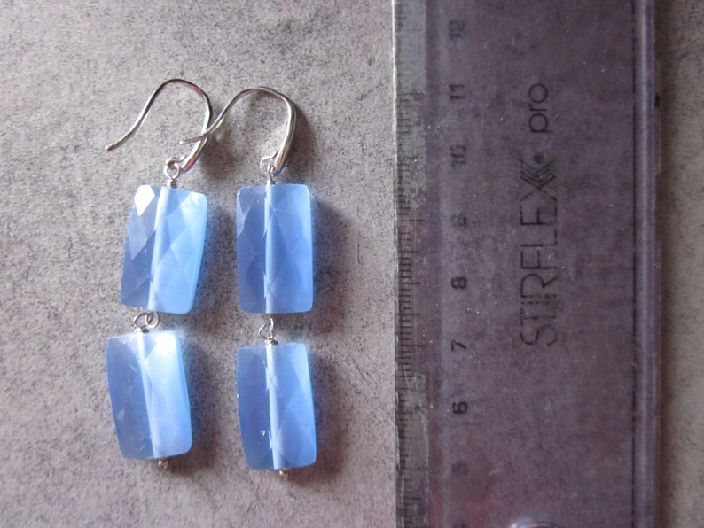 silver dangle earrings and cat/'s eye light spot light effects