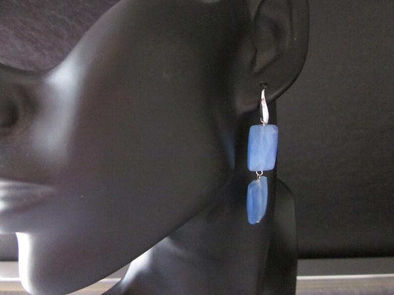silver dangle earrings and cat/'s eye light spot light effects