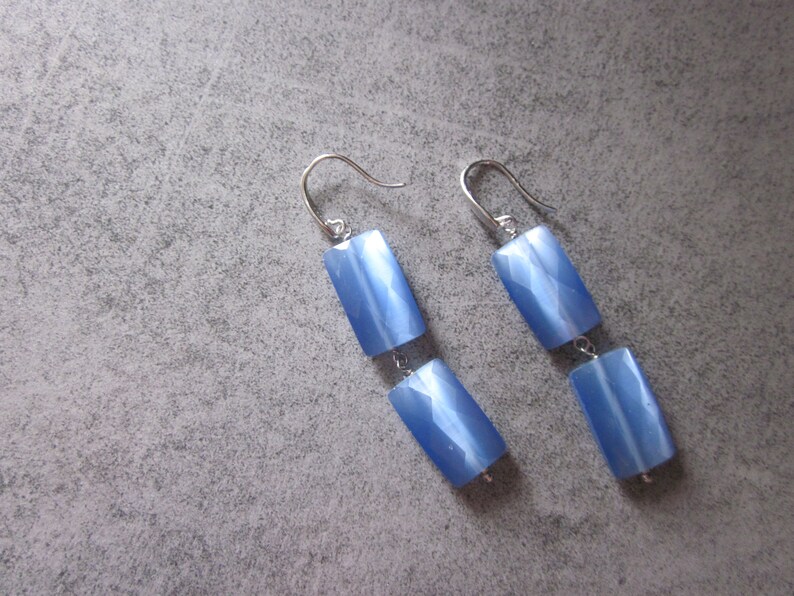 silver dangle earrings and cat/'s eye light spot light effects