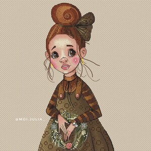 Op de afbeelding: Een cartoonillustratie van een meisje met bruin haar en een bruin-wit gestreepte jurk die een groene krans met witte bloemen vasthoudt. Het meisje draagt een bruine trui met een strik en heeft een gele bloem achter haar oor.