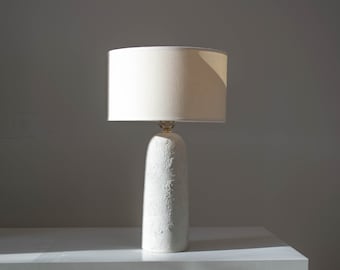 Lampada da tavolo in ceramica dimmerabile fatta a mano con texture cemento DeBarro De Barro