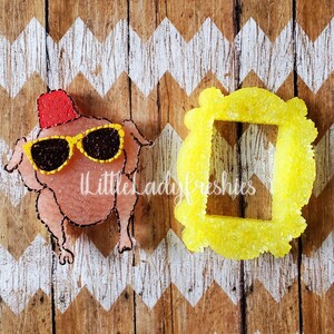 Puede incluir: Un pavo marr&oacute;n con un fez rojo y gafas de sol amarillas junto a un marco amarillo con la forma del ic&oacute;nico logotipo de "Friends".