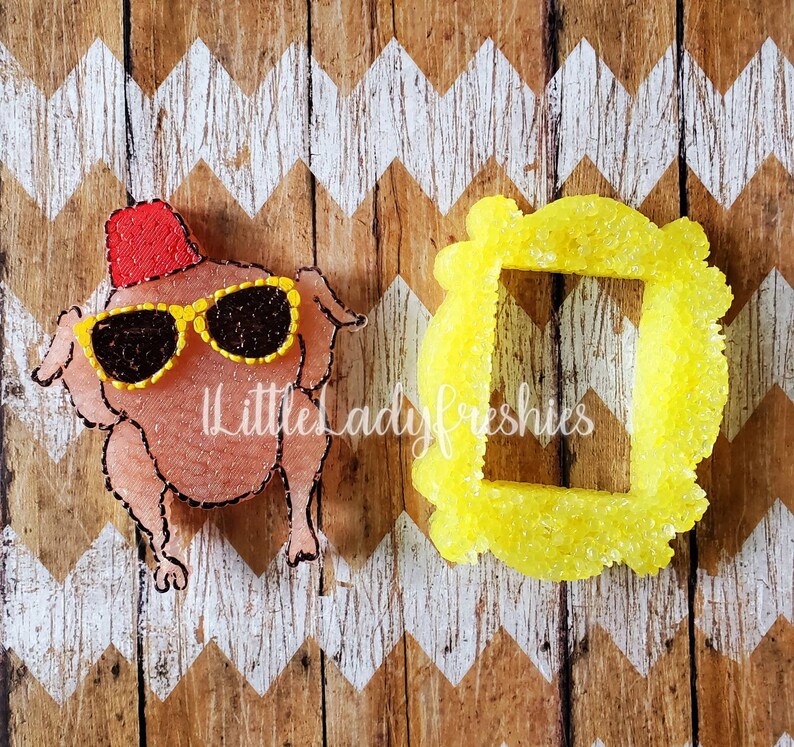 Puede incluir: Un pavo marr&oacute;n con un fez rojo y gafas de sol amarillas junto a un marco amarillo con la forma del ic&oacute;nico logotipo de "Friends".