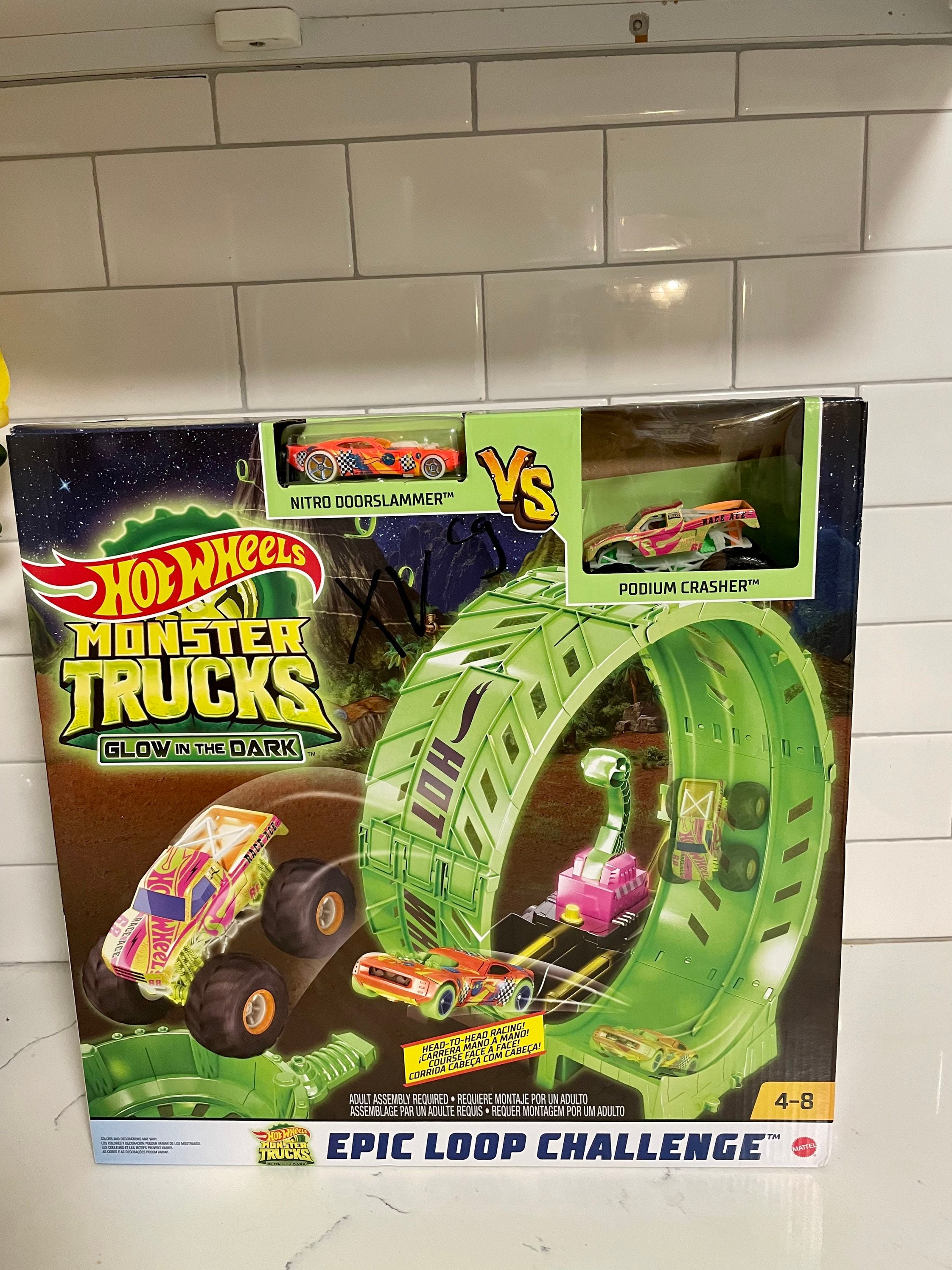 Hot Wheels Monster Trucks Epic Loop Challenge 8-Piece Play Set