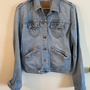 Vintage-Levi’s denim trucker jacket Misses Medium -Light Wash Distressed
