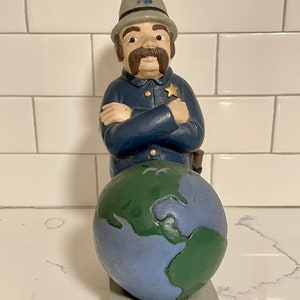 1992 Pinkerton  Detective Agency annual chalkware statue Policeman Watching world