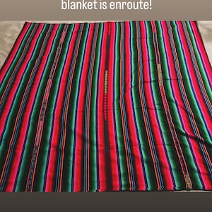 Breng een vleugje kleur met deze handgemaakte weefgetouwdekens met achterband. Zacht en lichtgewicht, past op een queensize of kingsize bed.