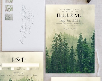 Può includere: Un set di inviti di nozze a tema bosco. L'invito presenta un'illustrazione ad acquerello di una foresta nebbiosa con alti pini. Il testo recita "Siete cordialmente invitati al matrimonio di Elizabeth & Mark l'8 maggio 2023 al Chalet View Lodge, Portola, CA alle 17:00. Ricevimento a seguire."