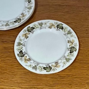 Royal Doulton England Larchmont dinner plate 27cm