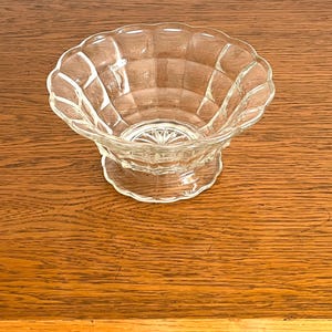 Pressed Glass Retro Designed Scalloped Rimmed Footed Dessert Bowl