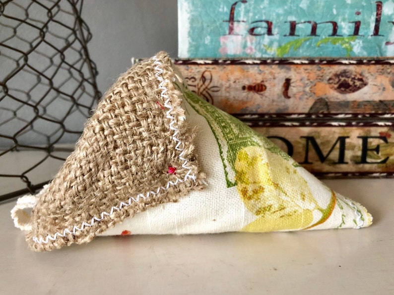 Burlap /& Botanical Cottage Chic Fabric Wall PocketHerb Pocket