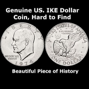 Op de afbeelding: Twee zilveren Amerikaanse IKE-dollarmunten. Eén munt toont een profiel van een man en de tekst "IN GOD WE TRUST" en "1974". De andere munt toont een adelaar en de tekst "ONE DOLLAR". De tekst "Genuine US. IKE Dollar Coin, Hard to Find" staat erboven.
