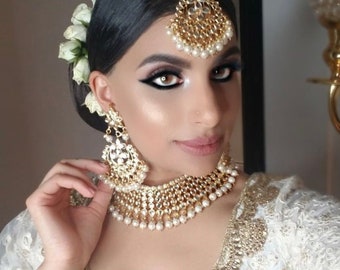 Ensemble de collier ras de cou en pierre de perle fait main pakistanais bollywoodien, boucle d'oreille, tikka. Ensemble de bijoux indiens, bijoux Sabyasachi, ensemble Polki Kundan