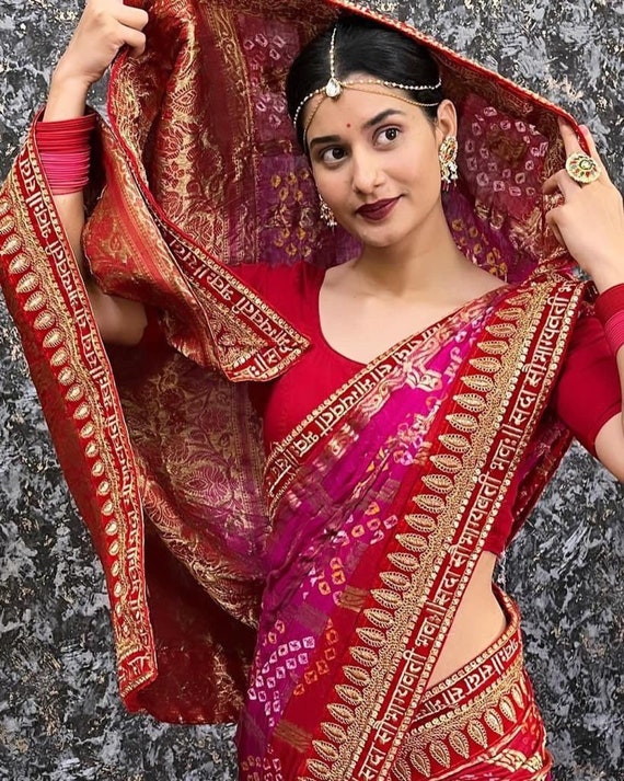 Hermoso Sari Indio Étnico. Mujer Joven En Traje Rojo, Colorido, Sensual, De  Boda Y Muy Femenino - Sari Indio Posa En Calles Antiguas De La India. Ropa  Nacional Tradicional De Las Mujeres