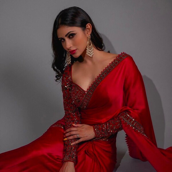Sari de couleur rouge Imouni Roy avec chemisier brodé. Saree de demoiselle d’honneur, de fête et de mariage. Karvachauth spécial Royaume-Uni, États-Unis, Canada