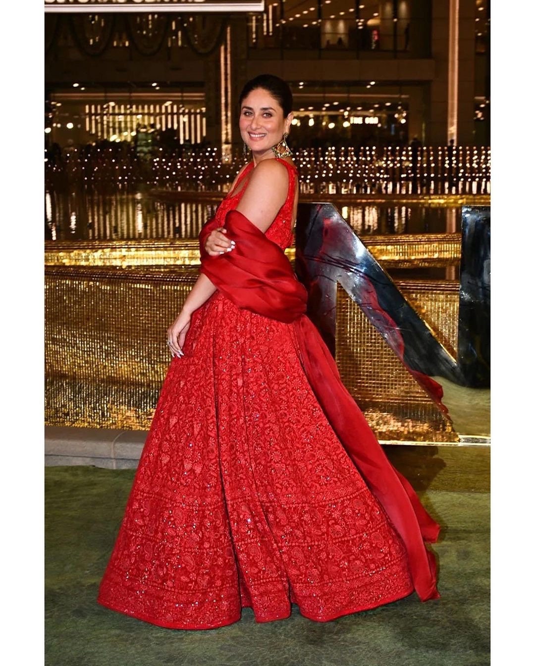 Vega Fashion Mom: Kareena Kapoor In Manish Malhotra Latest Dresses Designs  2013