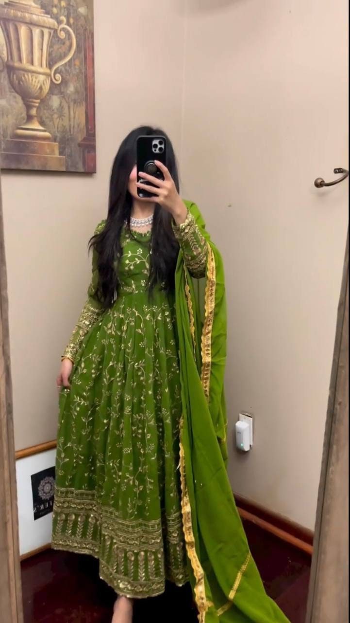 Traditional Embroidered Mehndi Dress in Emerald Green Lehenga Choli Style  Bridal Dress Pakistani #BS643 | Pakistani bridal wear, Pakistani dresses,  Bridal dress fashion