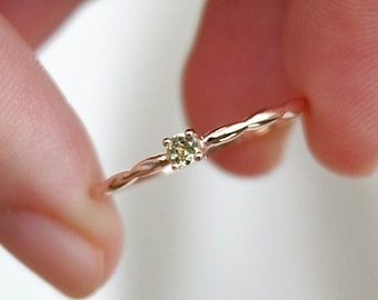Delicato anello con peridoto in oro 14 carati: pietra portafortuna minimalista da indossare impilandola.