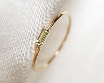 Anello in oro 14 carati con peridoto taglio baguette: anello minimalista da indossare impilato.