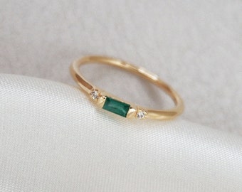 14k Gold Emerald Ring, 14k Gold Baguette Emerald Ring, Minimalist Emerald Diamond Ring, Stacking Emerald Ring, Dainty Baguette Emerald Ring