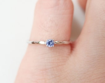 Anillo de oro de 14k con tanzanita: delicado anillo apilable.