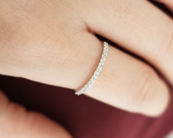 14k guld mikropave alliansring: Elegant stapelband