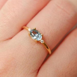 14k Goldring mit Aquamarin: Ovaler Edelsteinstein