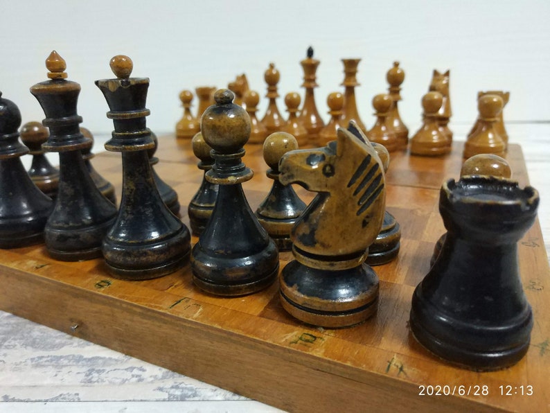 Magnifique jeu d'échecs soviétique classique authentique en bois de taille moyenne, vintage 1959. - Canada