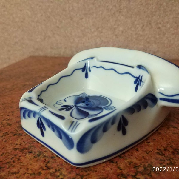 Recuerdo único de porcelana azul blanca, cenicero vintage de porcelana rusa, década de 1980, teléfono de cenicero de cerámica coleccionable, arte popular de Rusia