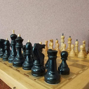 Juego de ajedrez de torneo soviético vintage, grandes ajedrecistas rusos de madera en el tablero, ajedrez ruso raro, ajedrez antiguo de la década de 1990 Grandmaster set