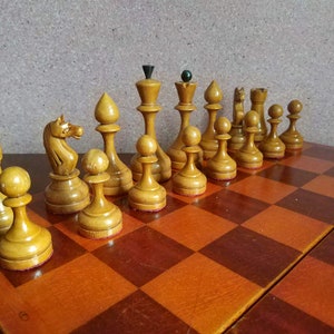 Set da torneo degli anni &#39;50. I pezzi sono appesantiti. (Pesanti) Pomelli in legno