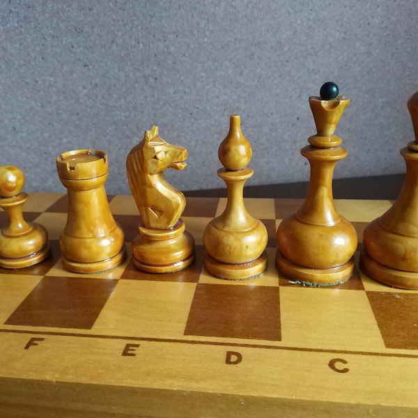 Vintage träschackset schackpjäser