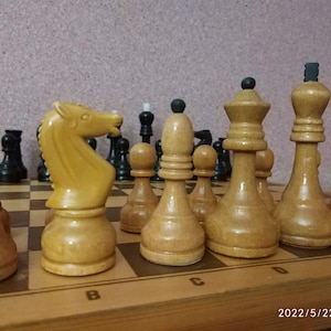 Juego de ajedrez de torneo soviético vintage grandes ajedrecistas rusos de madera URSS en el tablero raro ajedrez ruso ajedrez de la década de 1970 Gran maestro juego de ajedrez