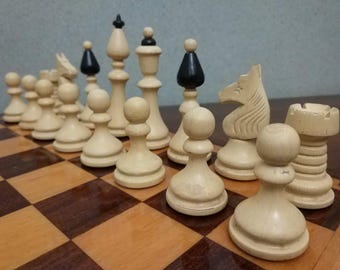 Juego de ajedrez Klubovka: Checoslovaquia vintage de los años 70 con tablero soviético.