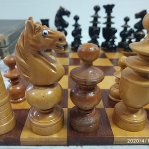 Vintage französisches Schachspiel: Holzfiguren mit Rittern mit Glasaugen, um 1930-40