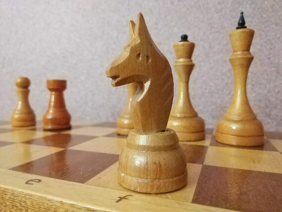 ヴィンテージ ソビエト トーナメント チェス セット、ボード上の大きな